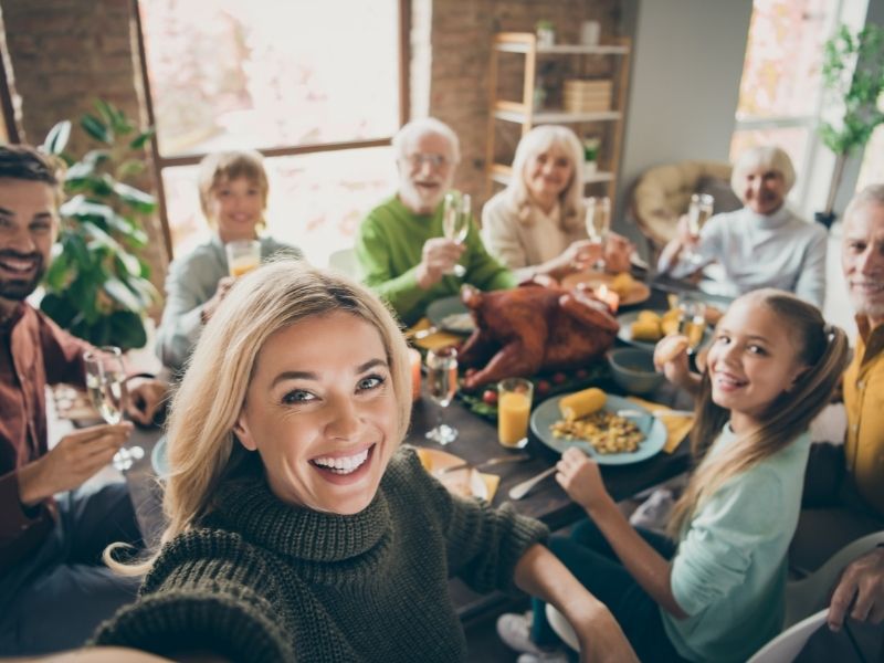 Impreza rodzinna w lokalu – jak ją urządzić, aby uniknąć stresu?